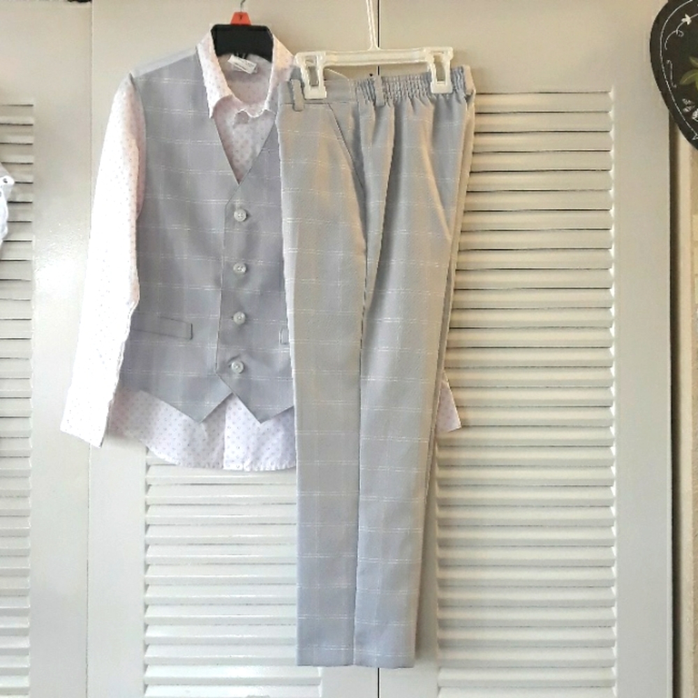 VAN HEUSEN LETLLE BOY SUIT SET SIZE 7 REGULAR.